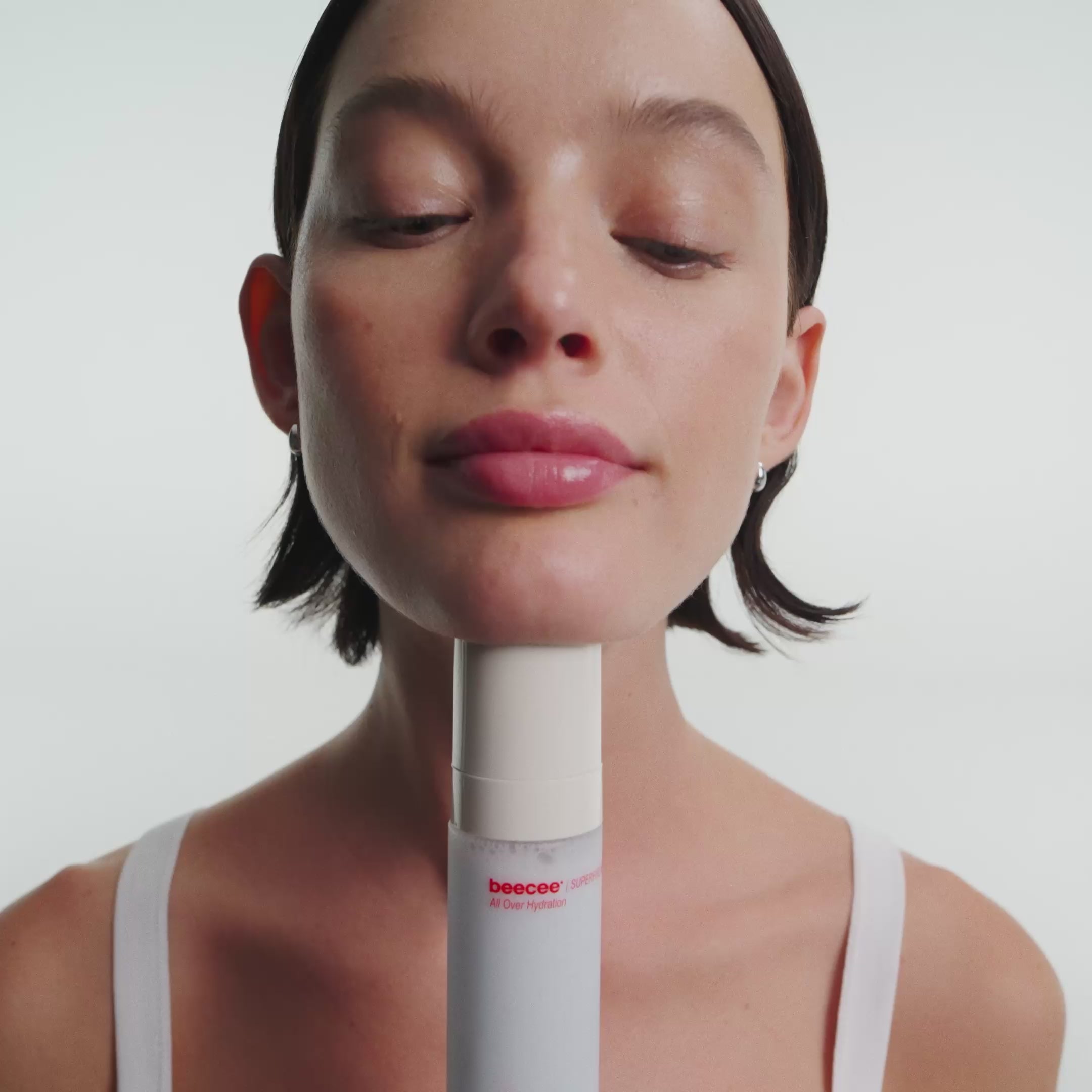 Video of models applying the beecee Superfine mist. 